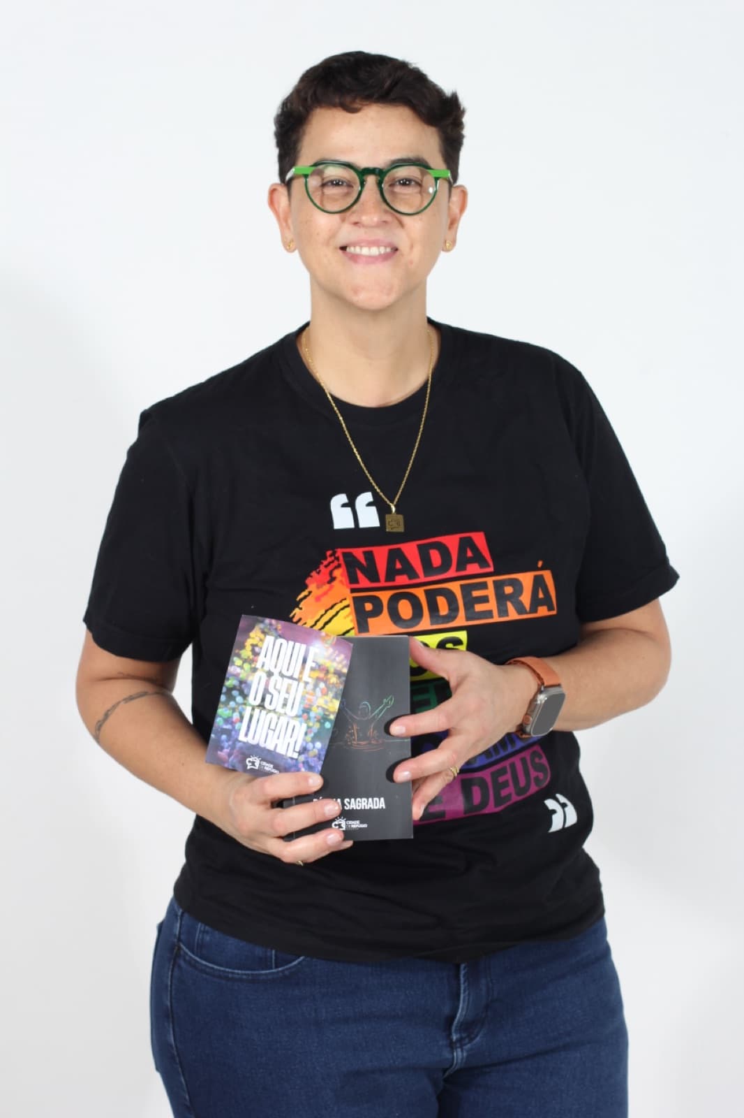 Apóstola Lanna Holder sorrindo, segurando um livro