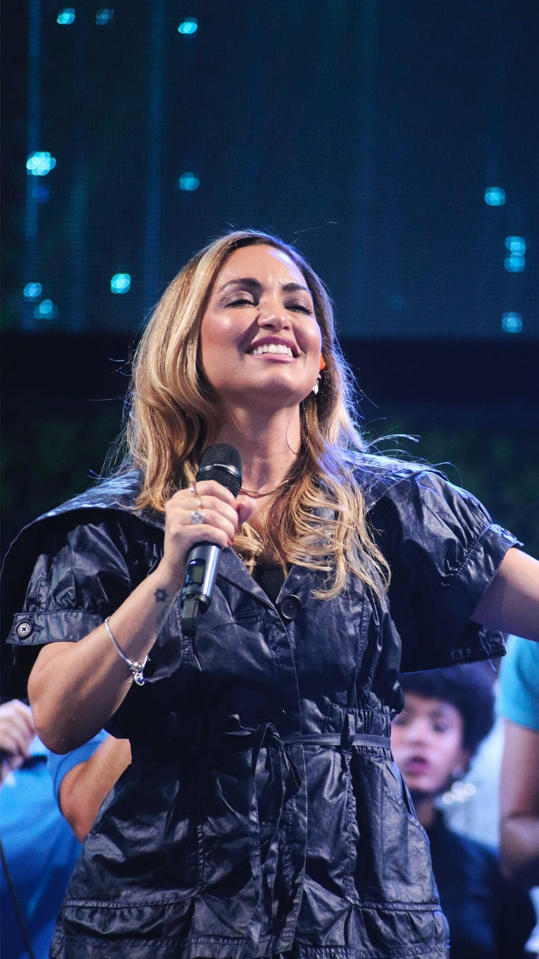 Apóstola Rosania Rocha cantando